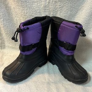 Skadoo kids snow boots in size 5